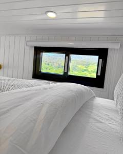 Postel nebo postele na pokoji v ubytování Cinnabar Views