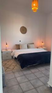 Giường trong phòng chung tại Entire villa with sea view - Bouznika Plage David +43 ảnh