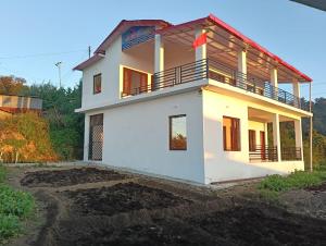 a house under construction with at Apple Hilltop Homestay in Chaubattia +17 photos
