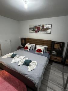 イルキルシュ・グラフェンスタデンにあるApparemment 3 pièce Strasbourg Ilkirch graffenstadenのタオルが敷かれたベッドのある寝室