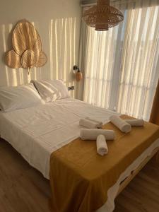 un letto con due asciugamani sopra di aden suits teras a Fethiye Altre 10 foto