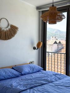 una camera da letto con un letto e una finestra con vista di aden suits teras a Fethiye