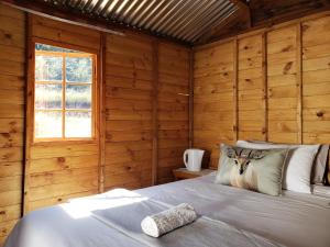 En eller flere senge i et værelse på CABINS & CARAVAN at Old Mill Drift Guest Farm