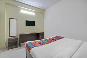 Postel nebo postele na pokoji v ubytování FabHotel The Virat