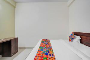 Postel nebo postele na pokoji v ubytování FabHotel The Virat