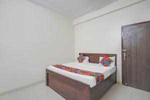 Postel nebo postele na pokoji v ubytování FabHotel The Virat