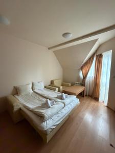 ein Schlafzimmer mit einem großen Bett in einem Zimmer in der Unterkunft PM Services Royal Plaza Apartments in Borowez