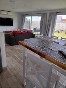 una sala de estar con una mesa y un sofá en Libertad, Paz, Armonia, en Camet Norte