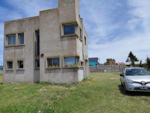 un coche aparcado delante de un edificio en Libertad, Paz, Armonia, en Camet Norte