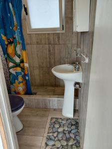 un baño con lavabo e inodoro en Libertad, Paz, Armonia, en Camet Norte 10 fotos más