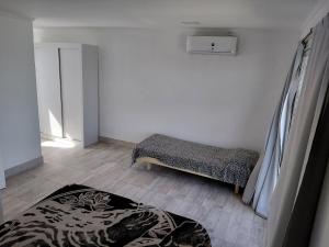 Un dormitorio con una cama y una alfombra en el suelo. en Libertad, Paz, Armonia, en Camet Norte