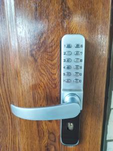 eine Fernbedienung ist an einer Holztür befestigt in der Unterkunft Apartament in Psary Małe