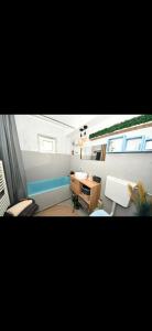 bagno con lavandino e scrivania in camera di Bondar Residence a Galaţi