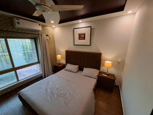 Кровать или кровати в номере Private Suite - Park Towers F-10 Markaz