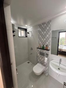 Et badeværelse på Goldstone - Kudrat's Nilaya with pool