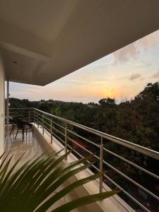 En balkon eller terrasse på Goldstone - Kudrat's Nilaya with pool