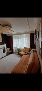 un soggiorno con un letto e un divano di Bondar Residence a Galaţi