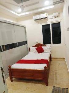 En eller flere senge i et værelse på Garuda Grand