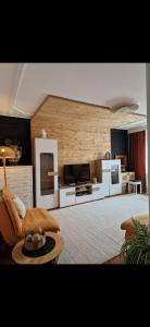 un soggiorno con un divano e una TV di Bondar Residence a Galaţi Altre 70 foto