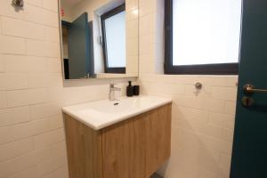 Et badeværelse på M-Studios - Luxury studios in the heart of Limassol + 136 billeder