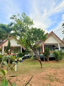 En have udenfor Lanta Palm Beach Resort , Beach Bungalow - Koh Lanta