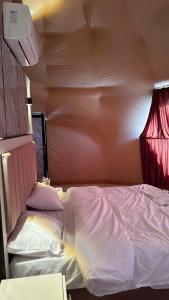 Postel nebo postele na pokoji v ubytování Mara Camp Wadi Rum + 84 fotografií