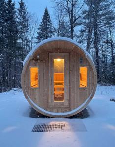 een rond gebouw met een deur in de sneeuw bij Foosball table Spa & Sauna - Sommetoile in Saint Come