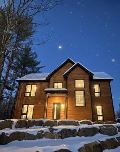 een huis met sneeuw ervoor bij Foosball table Spa & Sauna - Sommetoile in Saint Come