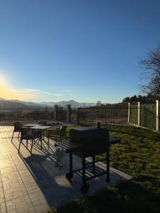 eine Gruppe von Tischen und Stühlen auf einer Terrasse in der Unterkunft Къща за гости Пегас in Welingrad