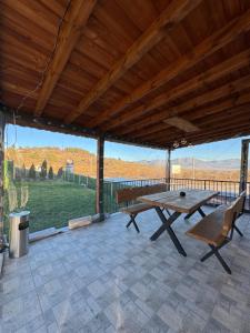 einen Picknicktisch auf einer Terrasse mit Aussicht in der Unterkunft Къща за гости Пегас in Welingrad + 61 Fotos