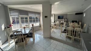 een eetkamer met tafels en stoelen in een kamer bij Garden Sheki Hotel in Sheki