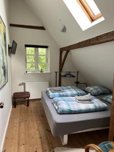 una camera con due letti in mansarda di Idyllic Countryside Farm with Horseback Riding a Borup