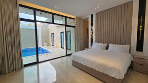 Giường trong phòng chung tại Royal Resort Al-Khobar 2 - شاليه رويال الخبر 2