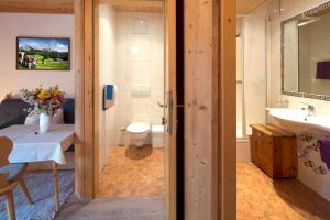 Un baño de Gasthof Pension Lohfeyer 29 fotos más