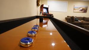 Χώρος καθιστικού στο The Lookout Lake Masthope Firepit Arcade