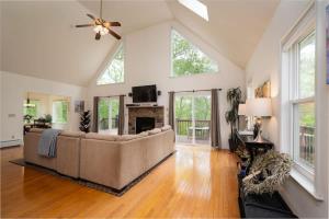 Φωτογραφία από το άλμπουμ του The Lookout Lake Masthope Firepit Arcade σε Westcolang Park