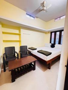 En eller flere senge i et værelse på Ragavi in homestay