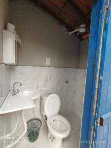 a bathroom with a toilet and a sink at Chalé nas nuvens in Meruoca