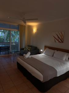 Postel nebo postele na pokoji v ubytování Barefoot Retreat Port Douglas