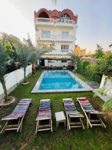 ルクソールにあるSet ma'atの椅子、建物前のスイミングプール