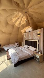 Postel nebo postele na pokoji v ubytování Mara Camp Wadi Rum