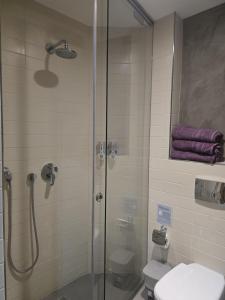 Et badeværelse på Birgu Seafront 3 Bedroom Apartment