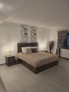 En eller flere senge i et værelse på Birgu Seafront 3 Bedroom Apartment