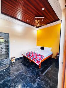 En eller flere senge i et værelse på Ragavi in homestay