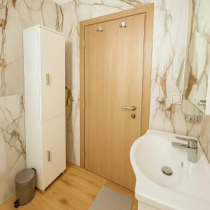 Et badeværelse på Nikiti Pure Modern New Build Apartment + 11 billeder