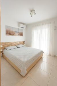 En eller flere senge i et værelse på Nikiti Pure Modern New Build Apartment