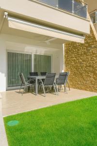 En terrasse eller udendørsområde på Nikiti Pure Modern New Build Apartment