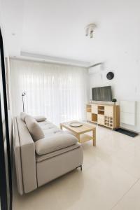 Et opholdsområde på Nikiti Pure Modern New Build Apartment