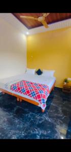 En eller flere senge i et værelse på Ragavi in homestay