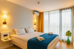 Postel nebo postele na pokoji v ubytování orbi city apartments